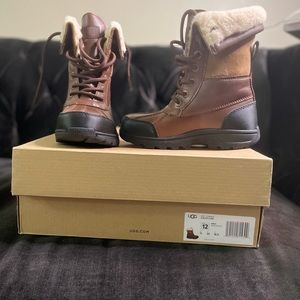 Kids uggs worn once.